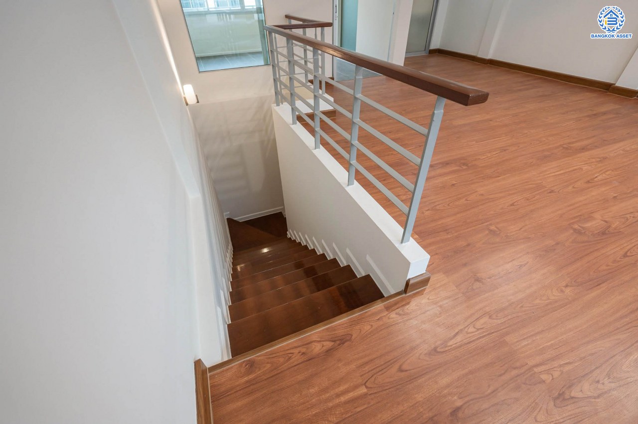 บ้านมือสองตกแต่งใหม่ โครงการ บ้านกลางเมือง มอนติคาร์โล-รัชวิภา เนื้อที่กว้าง 21.3 ตร.ว. ฟังก์ชัน 3 ห้องนอน 3 ห้องน้ำ 1 ห้องอเนกประสงค์ จอกรถได้ 2 คัน พร้อมอยู่ทันที บนทำเลเยี่ยม เชื่อมต่อถนนวิภาวดีรังสิต ใกล้รถไฟฟ้าสายสีแดง "สถานีวัดเสมียนนารี" และทางด่วน "ศรีรัช"